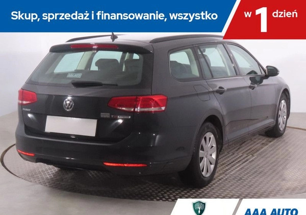 Volkswagen Passat cena 45000 przebieg: 228492, rok produkcji 2015 z Chełmża małe 254